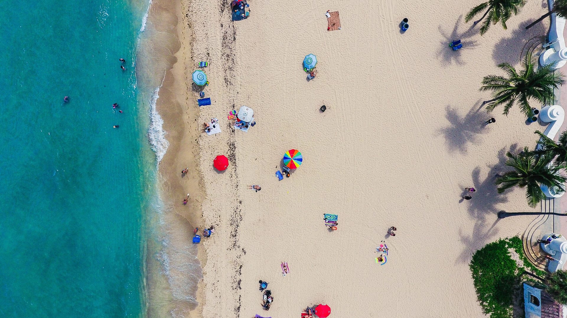 aerial beach scene for non-toxic sunscreen post